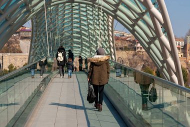 Gürcistan, Tiflis - 17 Mart 2021: Tiflis 'teki Barış Köprüsü' nde insanlar yürüyor.