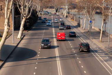 Gürcistan, Tiflis - 17 Mart 2021: Şehir caddesinde trafik.