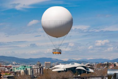 Gürcistan, Tiflis - 15 Nisan 2021: Gürcistan 'ın başkenti Tiflis üzerinde hava keşif balonu.