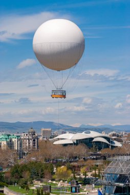 Gürcistan, Tiflis - 15 Nisan 2021: Gürcistan 'ın başkenti Tiflis üzerinde hava keşif balonu.