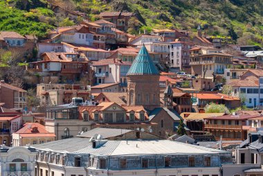 Gürcistan, Tiflis - 15 Nisan 2021: Tiflis 'in tarihi bölgesinde balkonlu evler. Georgia mı? Akşam Manzarası. Gün batımında eski güzel kasaba.