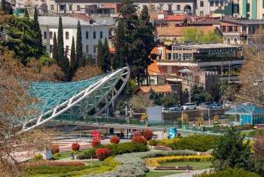 Gürcistan, Tiflis - 15 Nisan 2021: Tiflis, Gürcistan 'daki Kura Nehri üzerindeki Barış Köprüsü.
