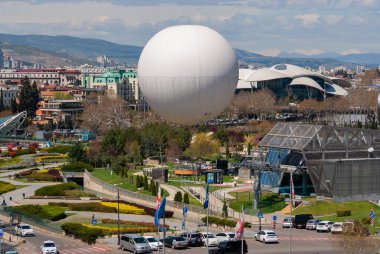 Gürcistan, Tiflis - 15 Nisan 2021: Gürcistan 'ın başkenti Tiflis üzerinde hava keşif balonu.