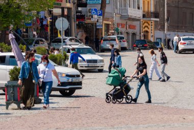 Gürcistan, Tiflis - 15 Nisan 2021: Kalabalık kalabalık şehir caddesinde yürüyor.
