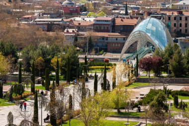 Gürcistan, Tiflis - 15 Nisan 2021: İnsanlar şehir parkında yürüyor.