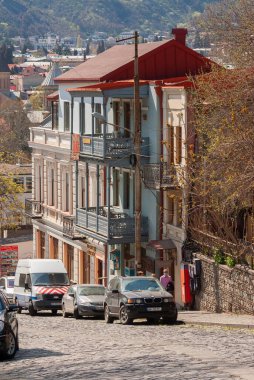 Gürcistan, Tiflis - 15 Nisan 2021: Tiflis 'in tarihi bölgesinde balkonlu evler. Georgia mı? Akşam Manzarası. Gün batımında eski güzel kasaba.