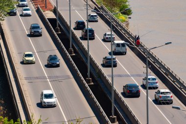Gürcistan, Tiflis - 24 Nisan 2021: Şehir caddesinde trafik.