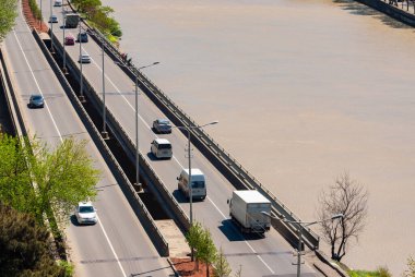 Gürcistan, Tiflis - 24 Nisan 2021: Şehir caddesinde trafik.