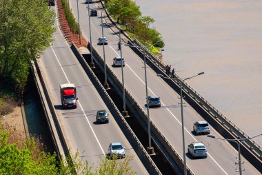 Gürcistan, Tiflis - 24 Nisan 2021: Şehir caddesinde trafik.