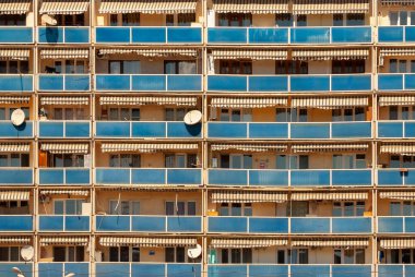 Gürcistan, Tiflis - 24 Nisan 2021: Eski ev binasının pencere ve balkonları.