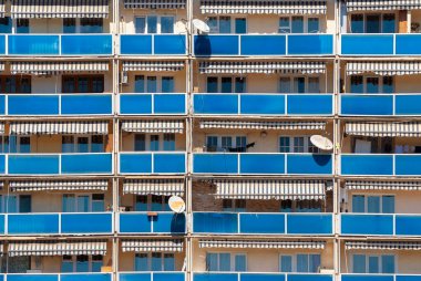 Gürcistan, Tiflis - 24 Nisan 2021: Eski ev binasının pencere ve balkonları.