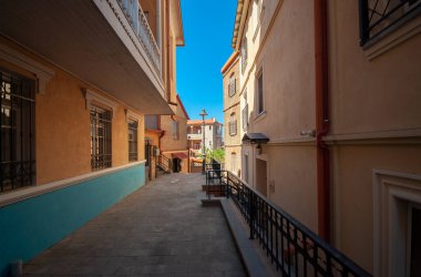 Gürcistan, Tiflis - 24 Nisan 2021: Eski Tiflis 'in geleneksel dar sokağının manzarası.