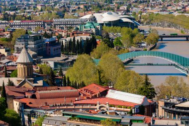 Gürcistan, Tiflis - 24 Nisan 2021: Eski Tiflis, Gürcistan Akşam Görüşü. Güzel Eski kasaba.