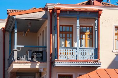 Gürcistan, Tiflis - 24 Nisan 2021: Tiflis 'in tarihi bölgesinde balkonlu evler. Georgia mı? Akşam Manzarası. Gün batımında eski güzel kasaba.