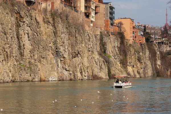 Georgia Tbiliszi Március 2021 Turisták Lovagolni Egy Sétahajó Mentén Mtkvari — Stock Fotó