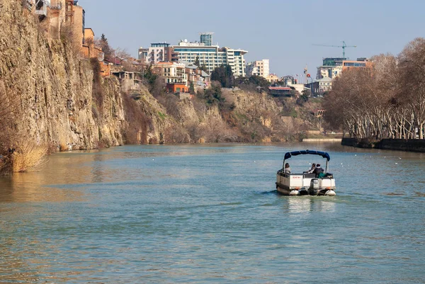 Georgia Tbiliszi Március 2021 Turisták Lovagolni Egy Sétahajó Mentén Mtkvari — Stock Fotó