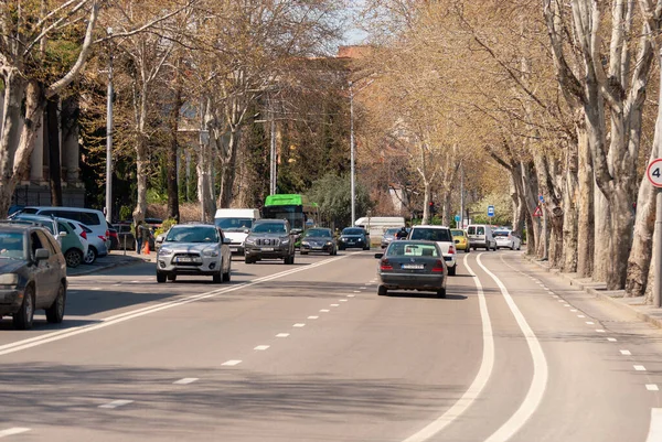 Gürcistan, Tiflis - 15 Nisan 2021: Şehir caddesinde trafik.