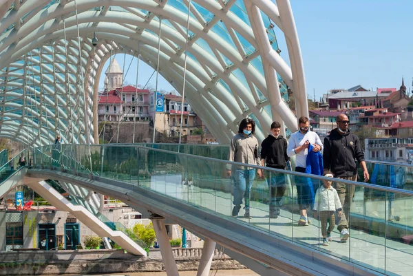 Gürcistan, Tiflis - 15 Nisan 2021: Tiflis 'teki Barış Köprüsü' nde insanlar yürüyor.