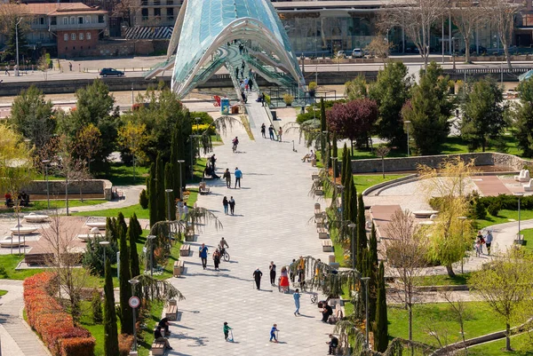 Грузія Тбілісі Квітня 2021 Року Люди Ходять Міським Парком — стокове фото