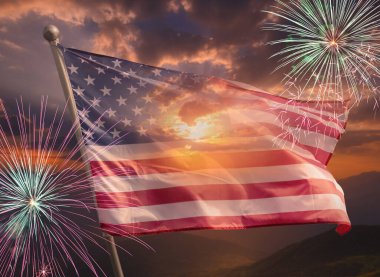 ABD 4 Temmuz Bağımsızlık Günü. Amerikan bayrağının havai fişekli arka planı. Kutlama Kavramı..