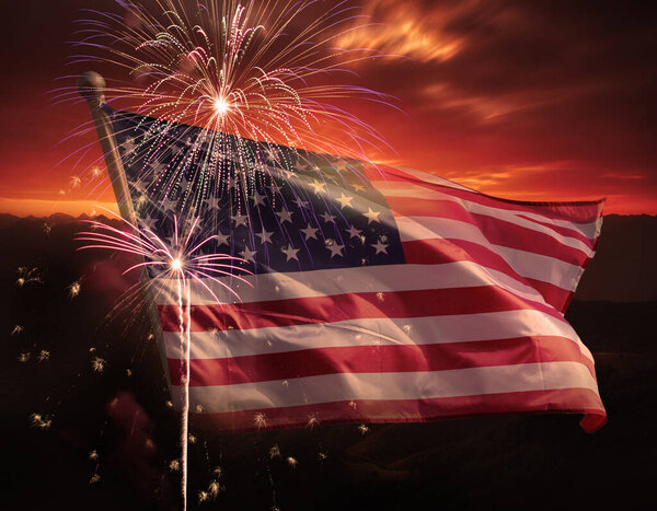 Красивый горный летний пейзаж с красочными облаками