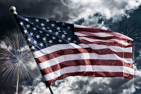 7月4日美国独立日背景下的美国国旗与烟火 庆祝概念 — 图库照片