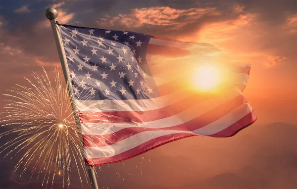 7月4日美国独立日背景下的美国国旗与烟火 庆祝概念 — 图库照片