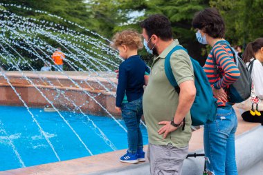 Gürcistan, Tiflis - 8 Mayıs 2021 Mutlu Aile Hafta Sonu Park 'ta.