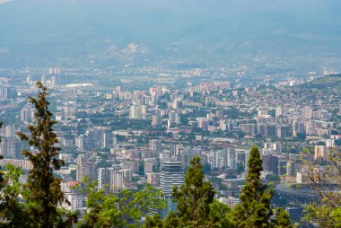 Gürcistan, Tiflis - 8 Mayıs 2021: Tiflis 'in panoramik manzarası. Georgia 'nın başkenti.