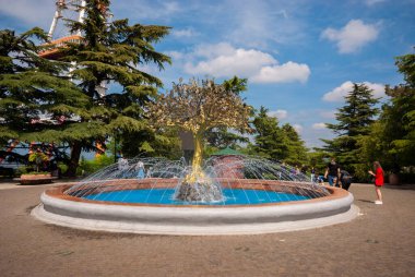 Gürcistan, Tiflis - 8 Mayıs 2021 Mtatsminda Dağı 'ndaki Mtatsminda Parkı. Seyahat.