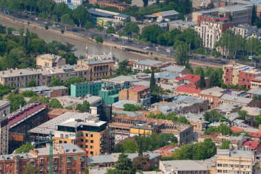 Gürcistan, Tiflis - 8 Mayıs 2021: Tiflis 'in panoramik manzarası. Georgia 'nın başkenti.