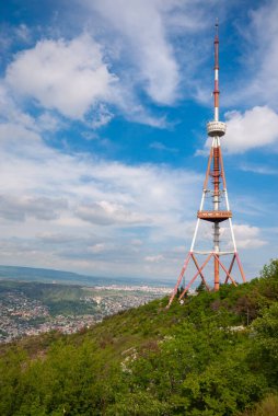 Gürcistan, Tiflis - 8 Mayıs 2021: Tiflis, Georgia 'daki Mtatsminda Tepesi TV Yayın Kulesi.