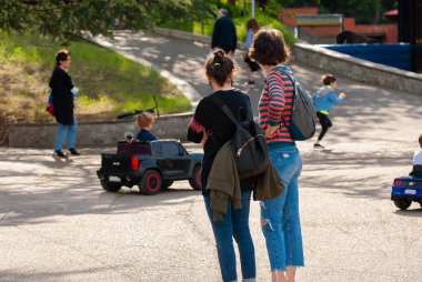 Gürcistan, Tiflis - 8 Mayıs 2021: Şehir parkındaki insanlar.