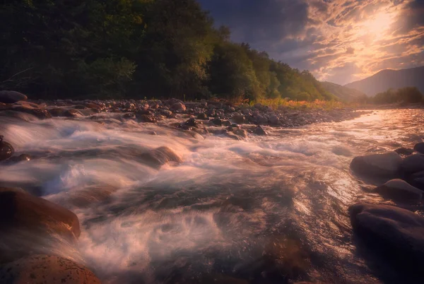 Bel Tramonto Sul Fiume Montagna Che Scorre Veloce — Foto Stock