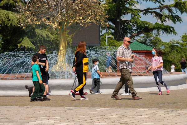 ジョージア トビリシ 2021年5月8日 人々は市内公園を歩く — ストック写真