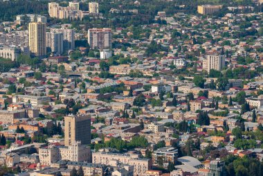 Gürcistan, Tiflis - 8 Mayıs 2021: Tiflis 'in panoramik manzarası. Georgia 'nın başkenti.