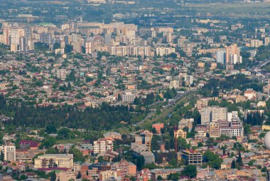 Gürcistan, Tiflis - 8 Mayıs 2021: Tiflis 'in panoramik manzarası. Georgia 'nın başkenti.
