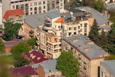 Gürcistan, Tiflis - 8 Mayıs 2021: Tiflis 'in panoramik manzarası. Georgia 'nın başkenti.