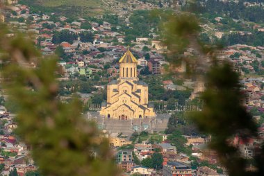 Gürcistan, Tiflis - 8 Mayıs 2021: Tiflis 'teki Sameba Kilisesi.