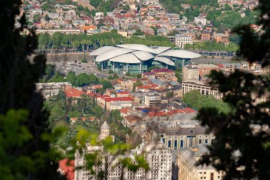 Gürcistan, Tiflis - 8 Mayıs 2021: Tiflis 'in panoramik manzarası. Georgia 'nın başkenti.