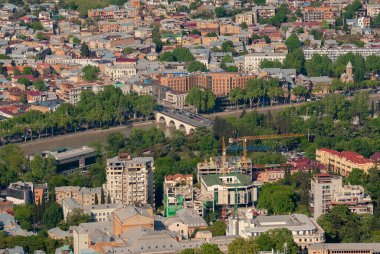 Gürcistan, Tiflis - 8 Mayıs 2021: Tiflis 'in panoramik manzarası. Georgia 'nın başkenti.