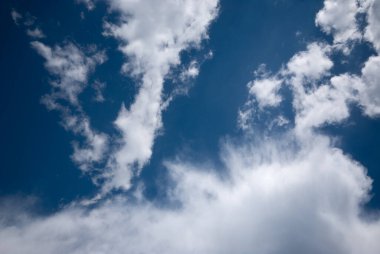 Bulutlu mavi gökyüzü arkaplanı. Doğal arkaplan.