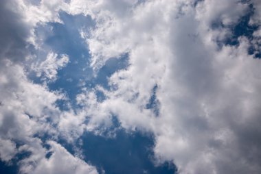 Bulutlu mavi gökyüzü arkaplanı. Doğal arkaplan.