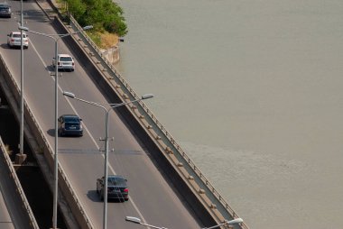 Gürcistan, Tiflis - 18 Mayıs 2021: Şehir caddesinde trafik.