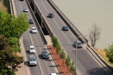 Gürcistan, Tiflis - 18 Mayıs 2021: Şehir caddesinde trafik.