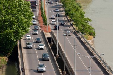 Gürcistan, Tiflis - 18 Mayıs 2021: Şehir caddesinde trafik.