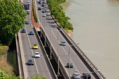 Gürcistan, Tiflis - 18 Mayıs 2021: Şehir caddesinde trafik.