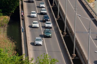 Gürcistan, Tiflis - 18 Mayıs 2021: Şehir caddesinde trafik.