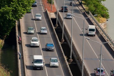 Gürcistan, Tiflis - 18 Mayıs 2021: Şehir caddesinde trafik.