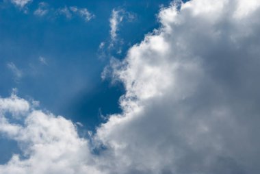 Bulutlu mavi gökyüzü arkaplanı. Doğal arkaplan.